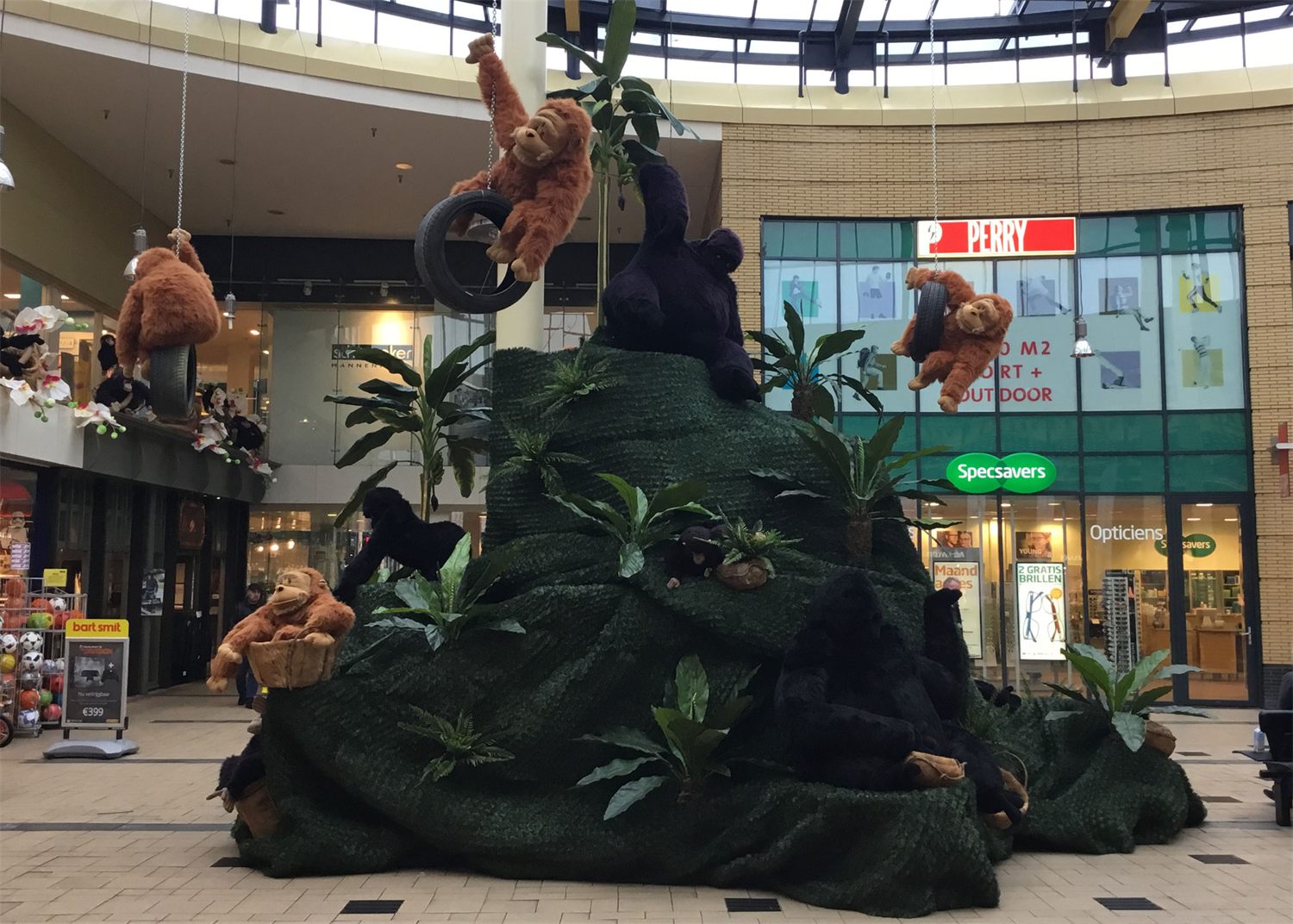 Tropische zomerdecoratie met apen in een groene boom