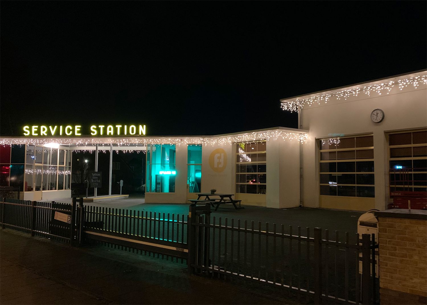 Gebouw met turquoise gevelverlichting langs de daklijn