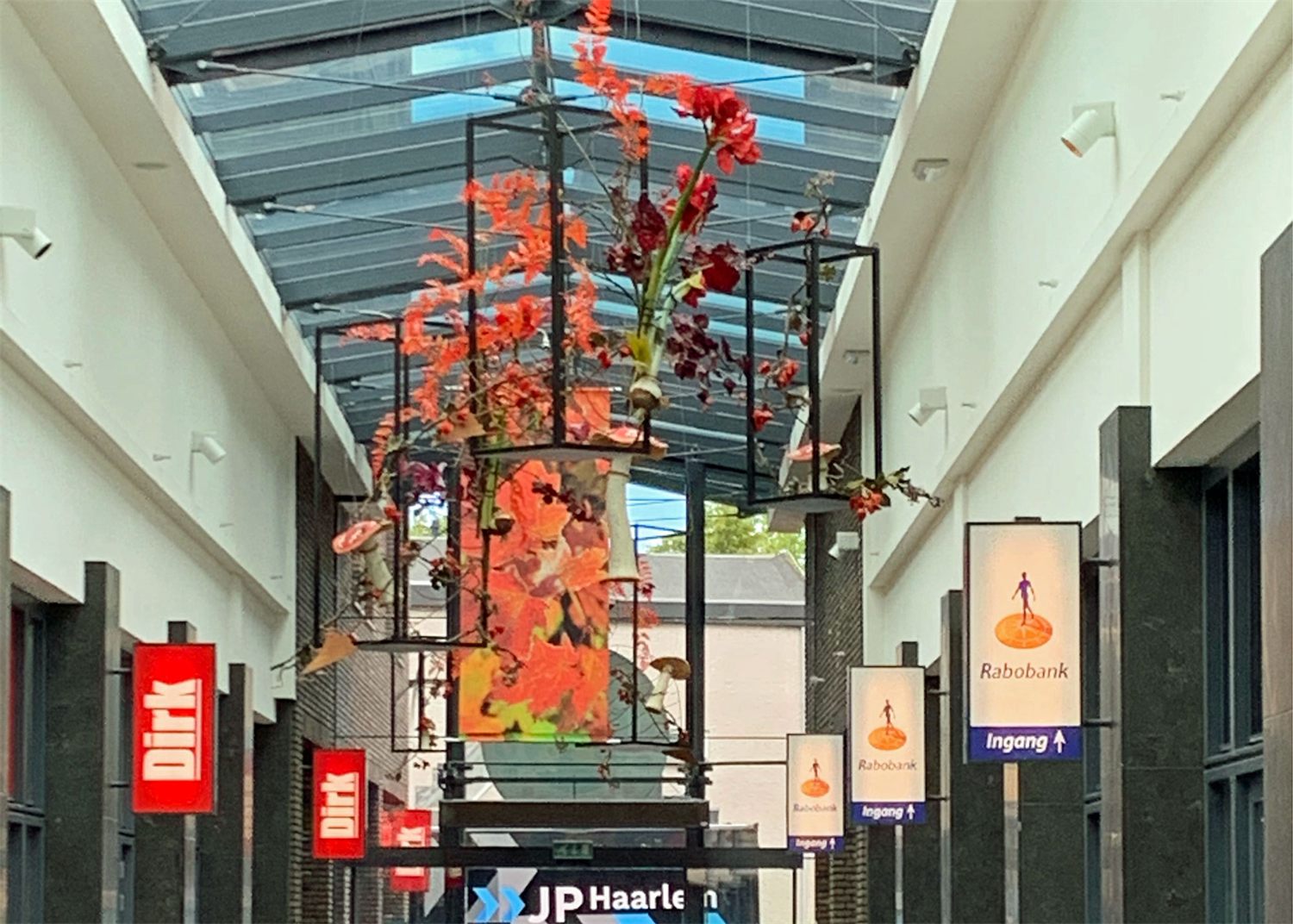 Winkelgalerij met hoge oranje herfstdecoraties
