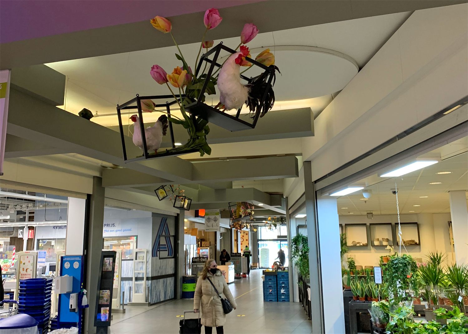 Hangende tulpen en konijnen als paasdecoratie
