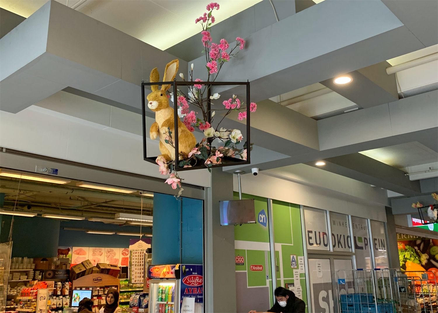 Hangende paasdecoratie met bloemen in een winkelcentrum