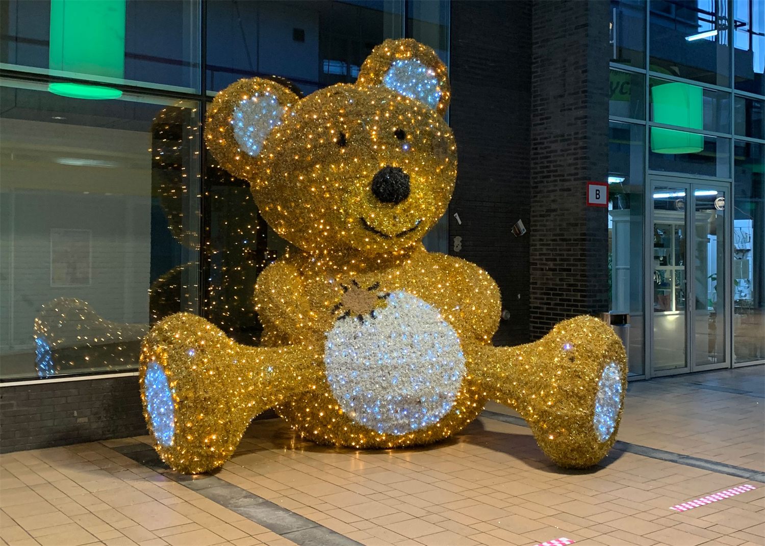 Grote gouden verlichte beer als eyecatcher in een winkelcentrum